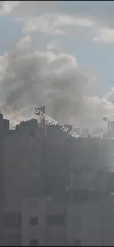   حجم بالای آتش‌سوزی و دود سیاهدر آسمان لبنان در پی انفجار شدید بی‌سیم‌ها