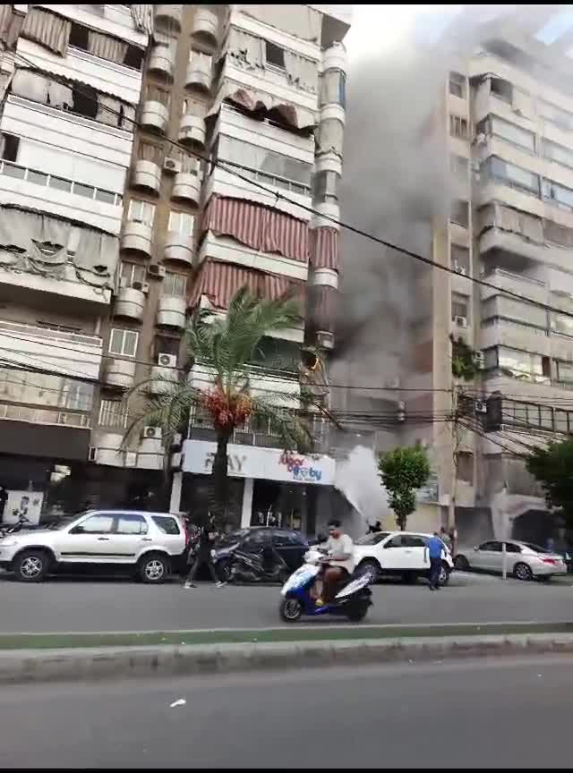    صدای انفجارها در مراسم تشییع پیکر ۴ شهید در الضاحیه