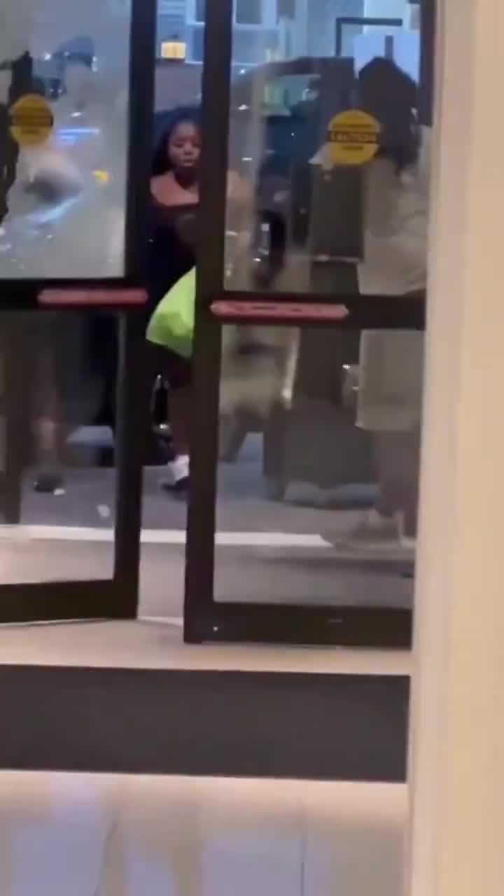   مجازات دردناک مرد غول‌پیکر خشن توسط مامور امنیتی ریز جثه بعد از وارد کردن خسارت در آمریکا