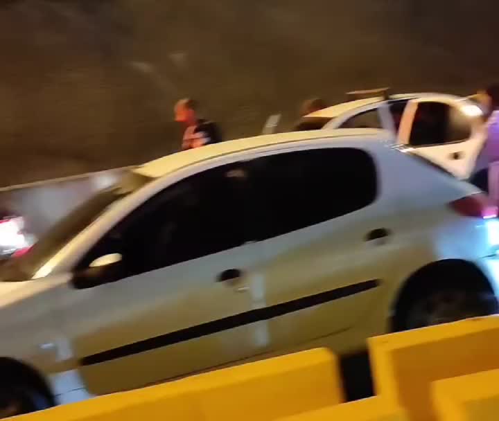   ترافیک سنگین شبانه در جاده‌های مه‌آلود و لغزنده شمال