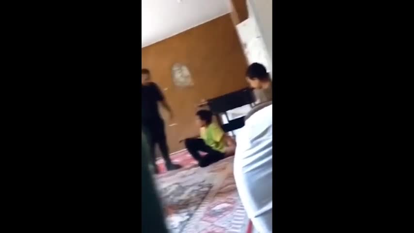   تصاویر دلخراش از برخورد خشونت‌آمیز با کودکان کار و بی‌پناه در یک مرکز در پاکدشت!