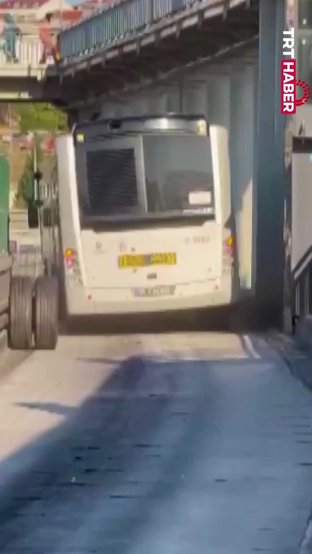   تصاویر عجیب از کنده شدن چرخ‌های اتوبوس حین حرکت!