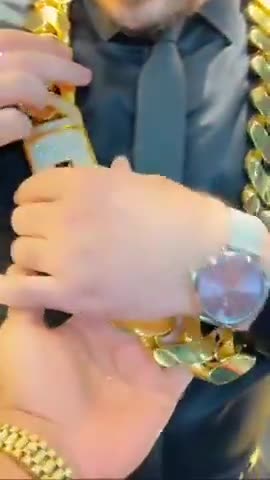   تصویری عجیب از گردنبند پهن و سنگین طلا برای مشتریان مرد به قیمت 8 میلیارد تومان!