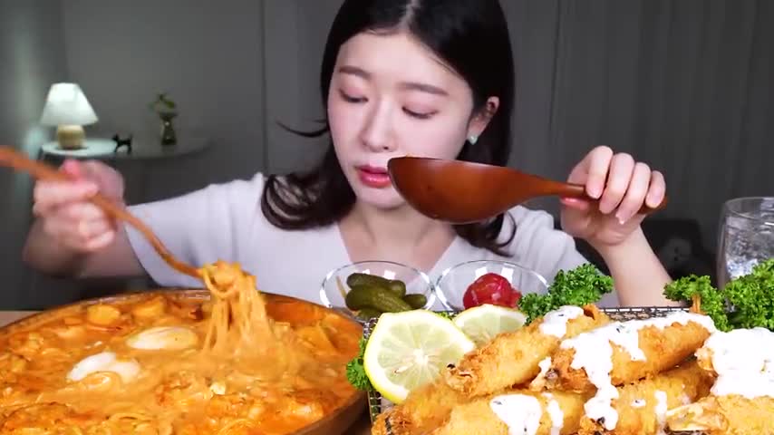 ویدیو جدید اسمر موکبانگ کره ای غذاهای کره ای نودل تند چالش غذایی چالش بانوان