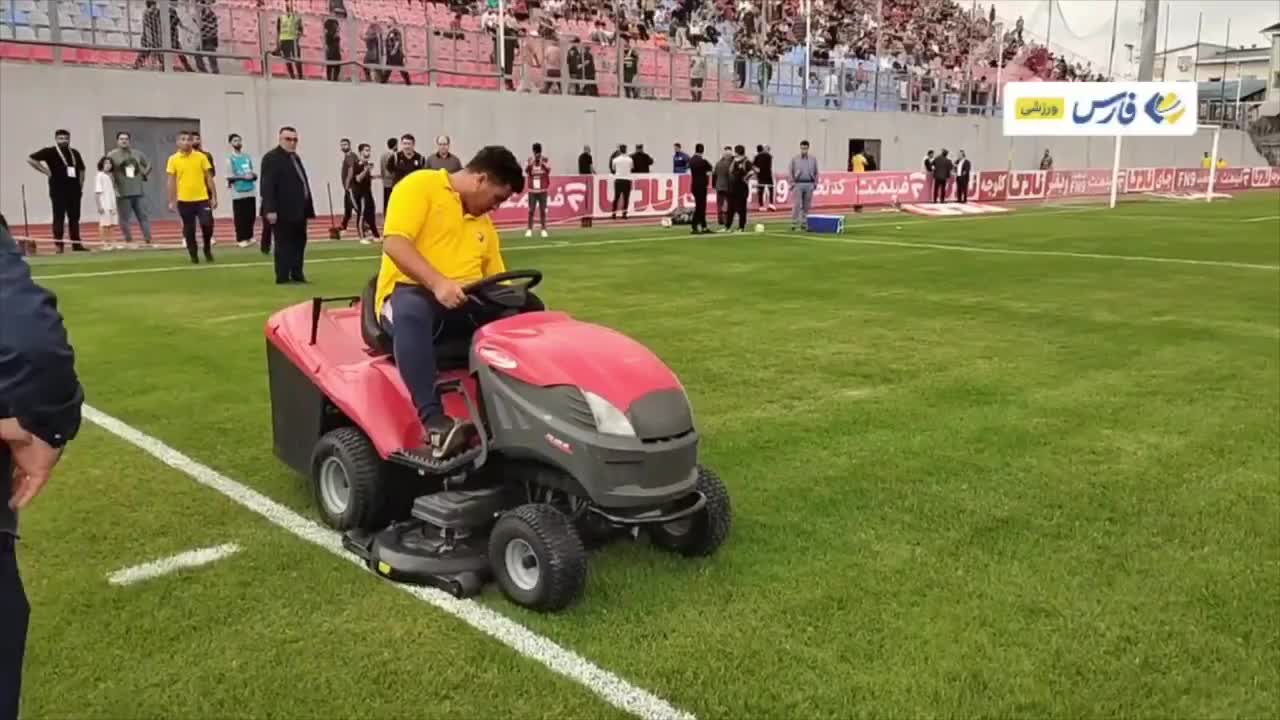    چمن‌زنی در آستانه بازی استقلال و نساجی!