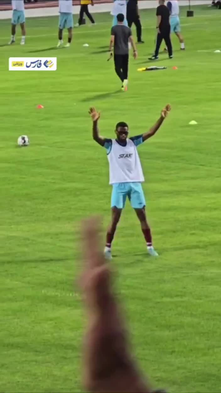   واکنش جالب کوین یامگا به ابراز احساسات هواداران استقلال