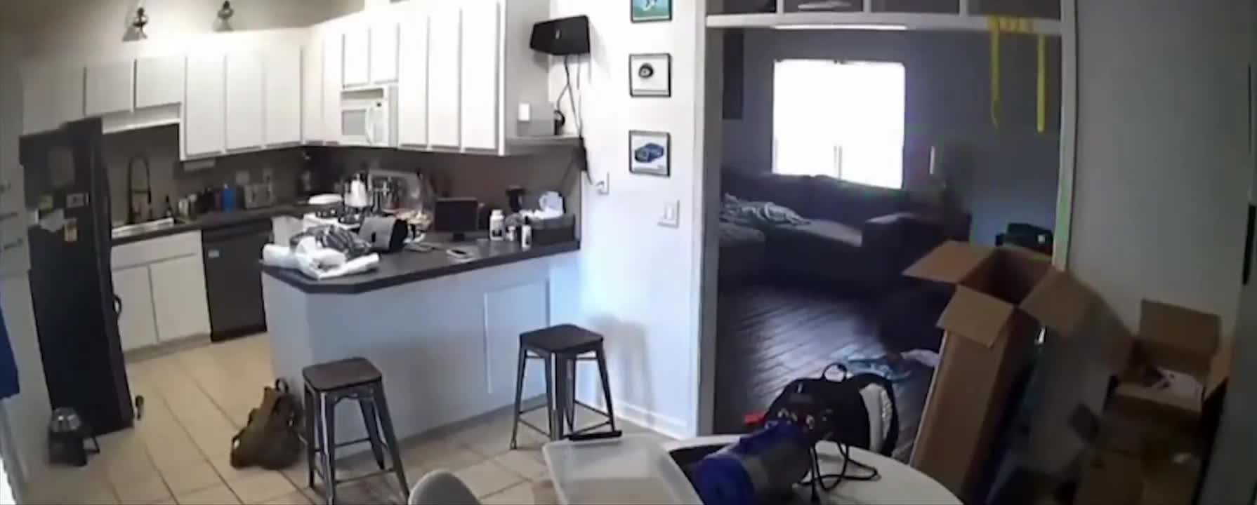   لحظه هولناک و شوکه‌کننده قتل مادر توسط دختر نوجوان ۱۴ ساله‌ مقابل دوربین!