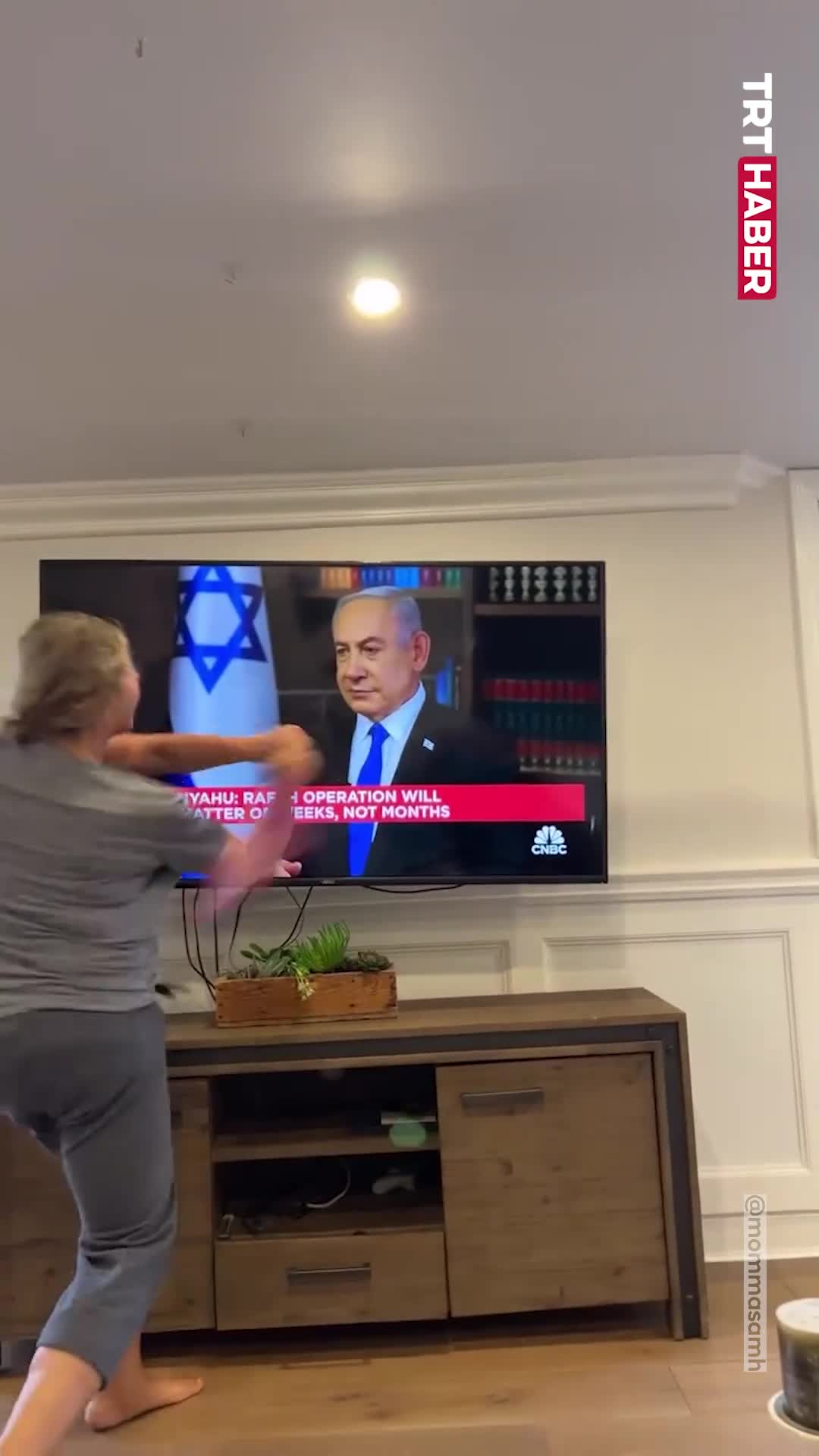   خرد کردن صفحه تلویزیون به محض حضور نتانیاهو!