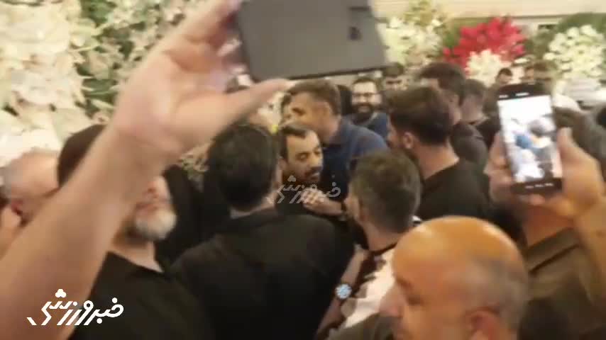    ورود عادل فردوسی‌پور به مراسم ختم مادر کریم باقری