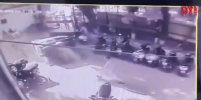   لحظه باورنکردنی و ترسناک بلعیده شدن یک کامیون در پی فرونشست زمین