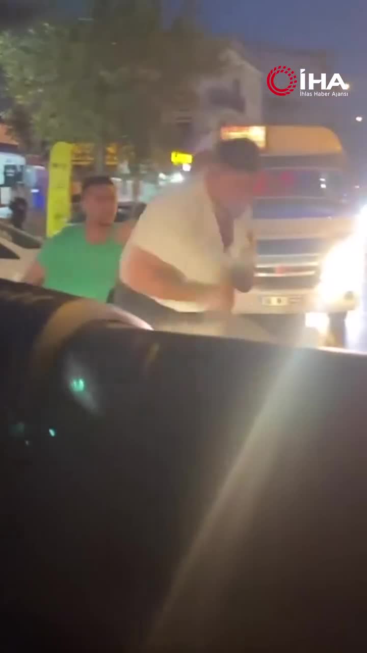   مشت‌های سهمگین چند شهروند به سر و صورت یکدیگر در پی دعوای خیابانی!