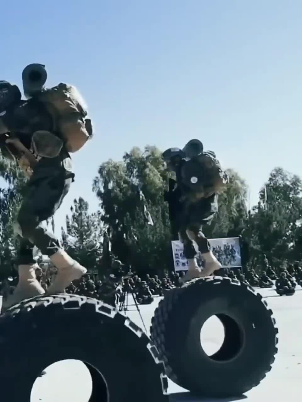   سبک جدیدی از رژه نیروهای طالبان بر روی لاستیک کامیون!