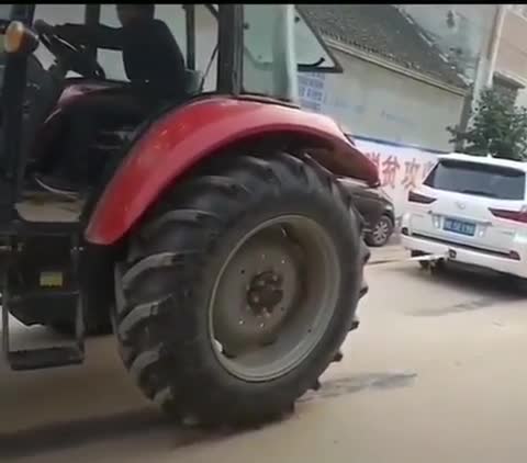   نتیجه شوکه‌کننده طناب‌کشی بین تویوتا لندکروز و یک تراکتور!