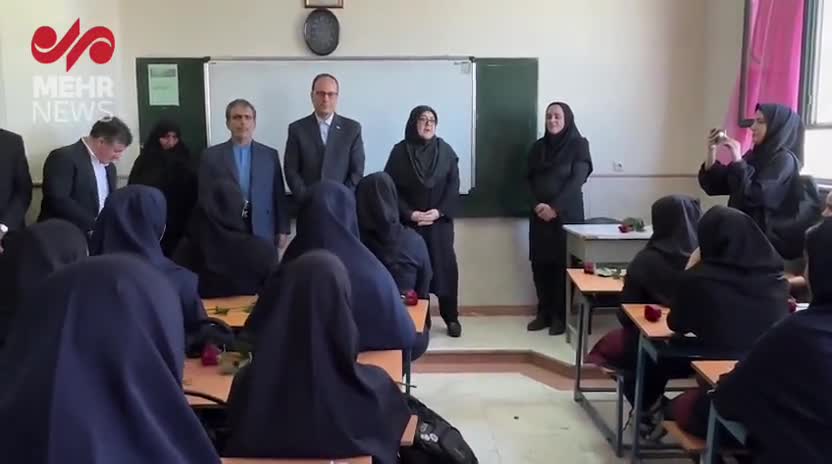   حضور سخنگوی دولت در کلاس درس و گرفتن عکس یادگاری با دانش آموزان