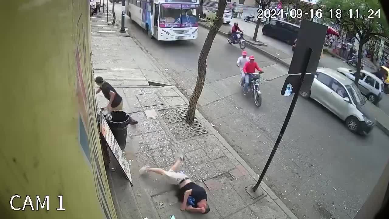   لحظه ترور و قتل فجیع یک مرد وسط خیابان توسط دو موتورسوار