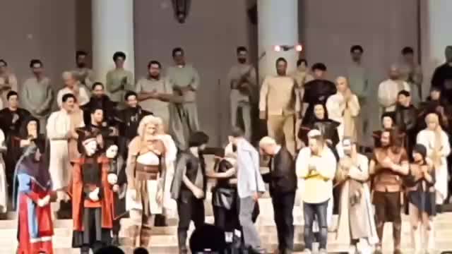   اهدای تندیس افتخاری به عادل فردوسی‌پور از سوی هنرمندان