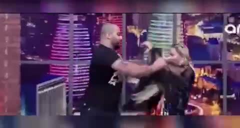   کتک‌کاری شوکه‌کننده و زشت یک دختر و پسر جوان روی آنتن تلویزیون جمهوری آذربایجان مقابل چشم مجری و مردم!