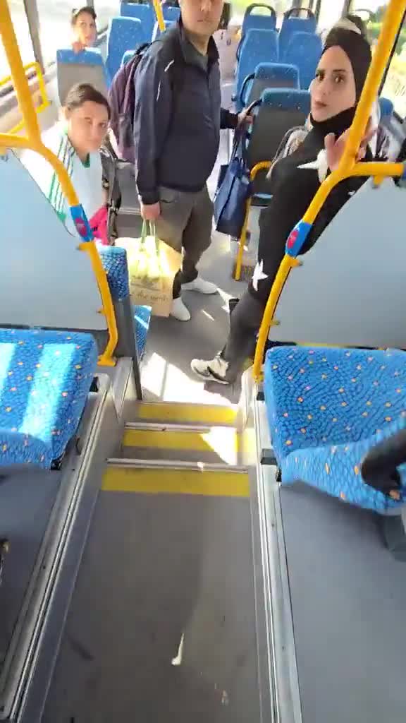   اقدام کوبنده راننده آلمانی با مهاجران بی‌ملاحظه که داخل اتوبوس آشغال ریختند!