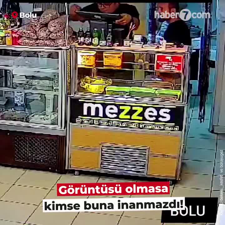   برخورد شوکه‌کننده شیشه نوشیدنی به سر زن محجبه؛ این عجیب‌ترین حادثه روز است!