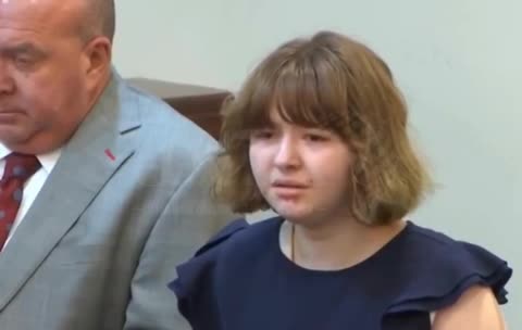   اشک‌های شیطان مقابل دوربین‌ها؛ واکنش دختر نوجوان قاتل بعد از شنیدن حکم دادگاه!