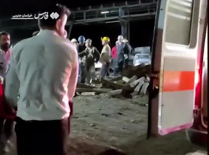   لحظه انتقال آخرین پیکر خارج شده از دل معدن طبس