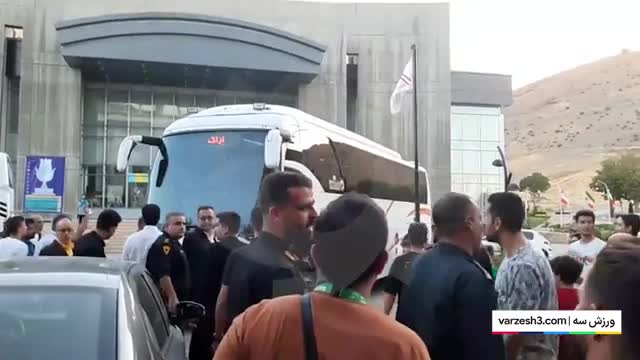 فیلم لحظه ورود کاروان پرسپولیس به هتل محل اقامتشان در اراک