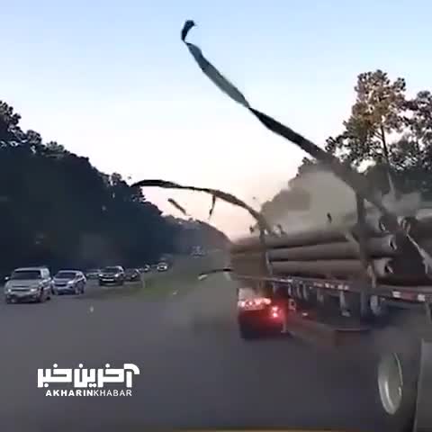   لحظه برخورد وحشتناک تریلی با تانکر در جاده