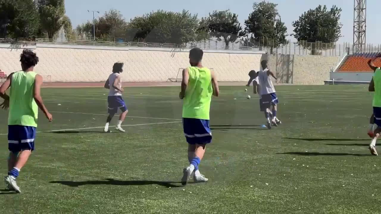 فیلم گرم کردن دو تیم جوانان استقلال و پرسپولیس پیش از شروع دربی