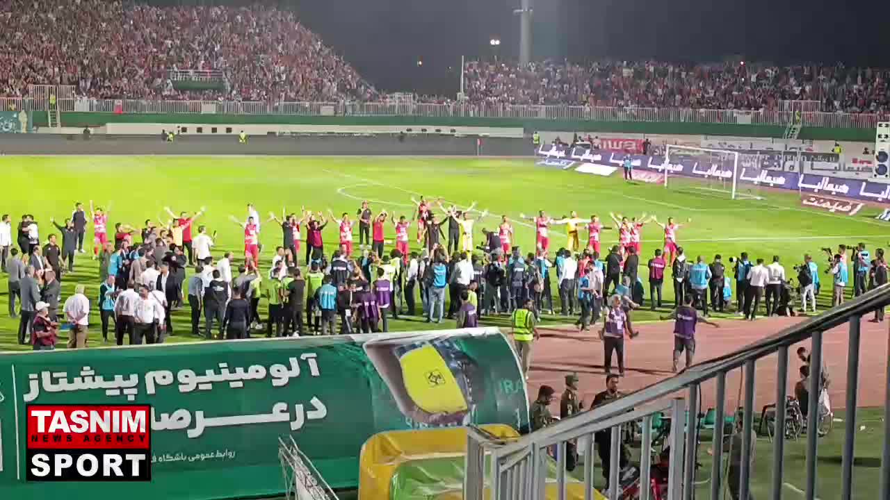  تشویق ایسلندی هواداران پرسپولیس مقابل بازیکنان تیم محبوب‌شان پس از برد در دربی