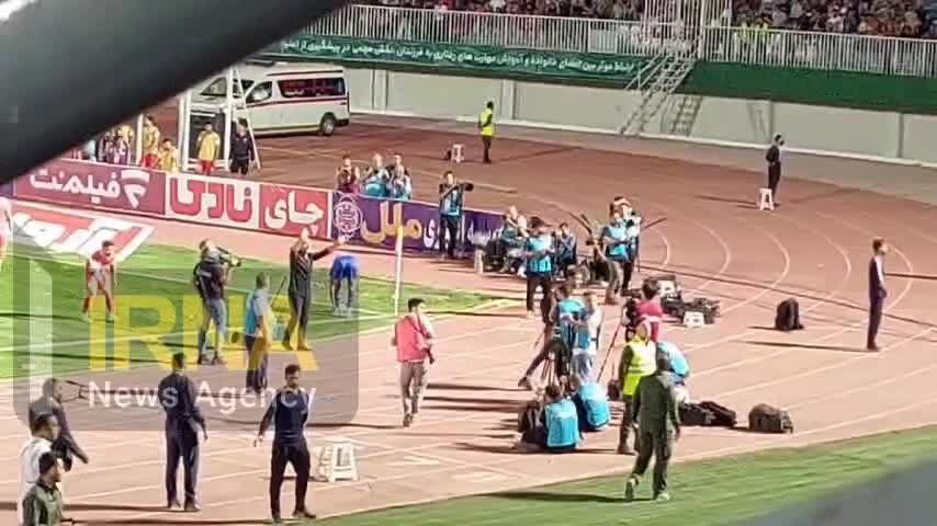    مصدومیت یکی از عکاسان کنار زمین بر اثر پرتاب اشیا از سوی تماشاگران