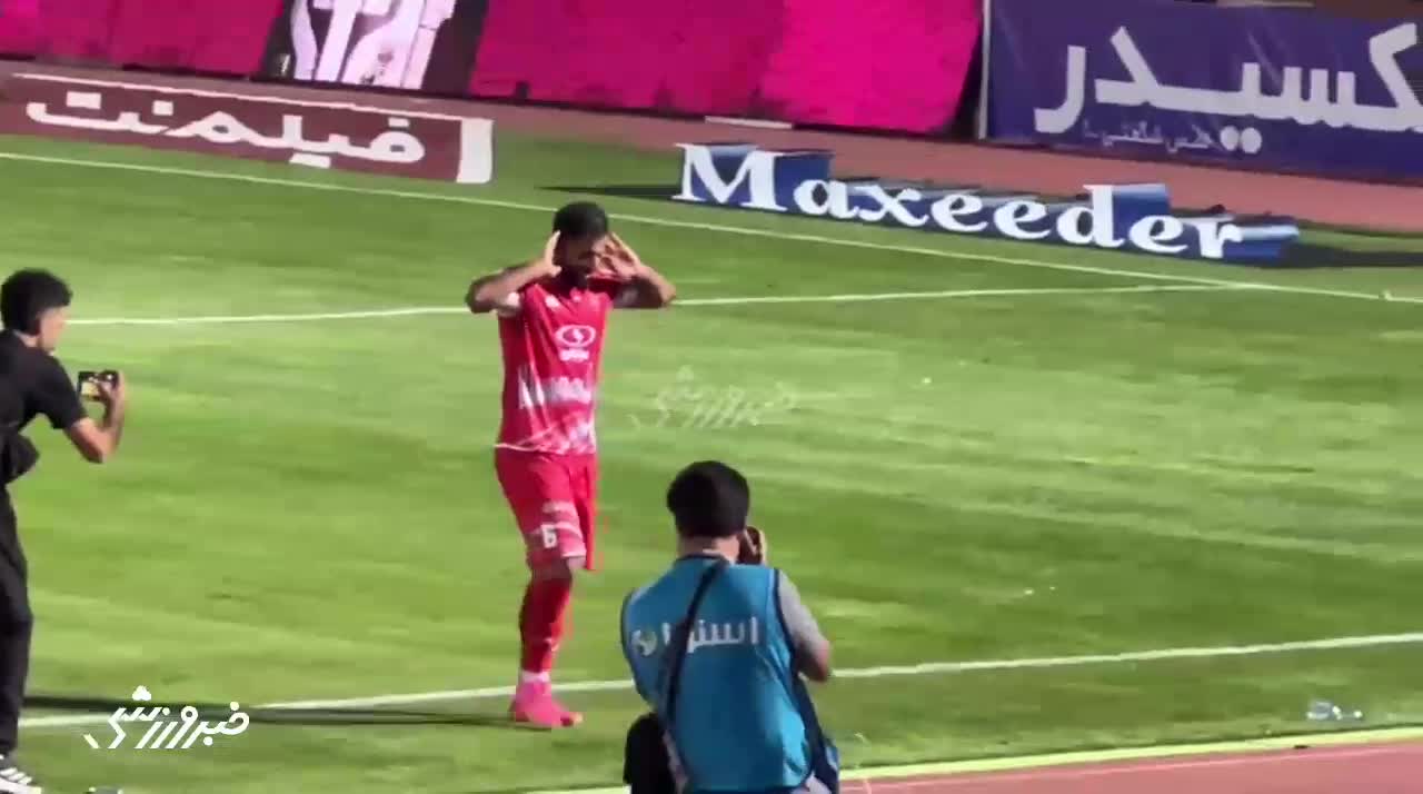   رقص محمدحسین کنعانی‌زادگان مقابل هواداران پرسپولیس بعد از پیروزی در دربی