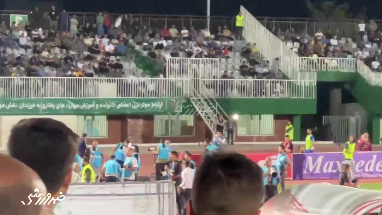   بارش بطری در ورزشگاه اراک