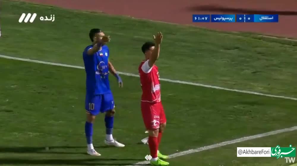   اعتراض هواداران پرسپولیس به رامین رضائیان با پرتاب بطری آب