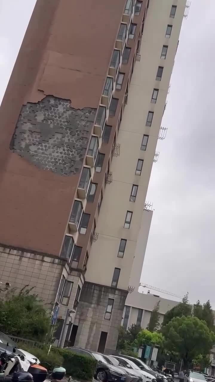   لحظه وحشتناک کنده شدن نمای بغل ساختمان بر اثر وزش باد شدید