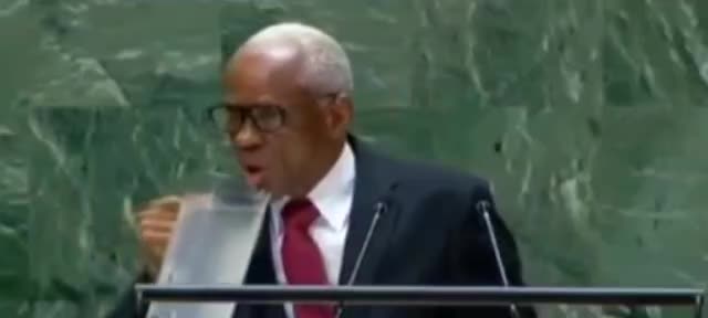   آب خوردن عجیب رییس شورای ریاستی انتقالی هائیتی هنگام سخنرانی در سازمان ملل!