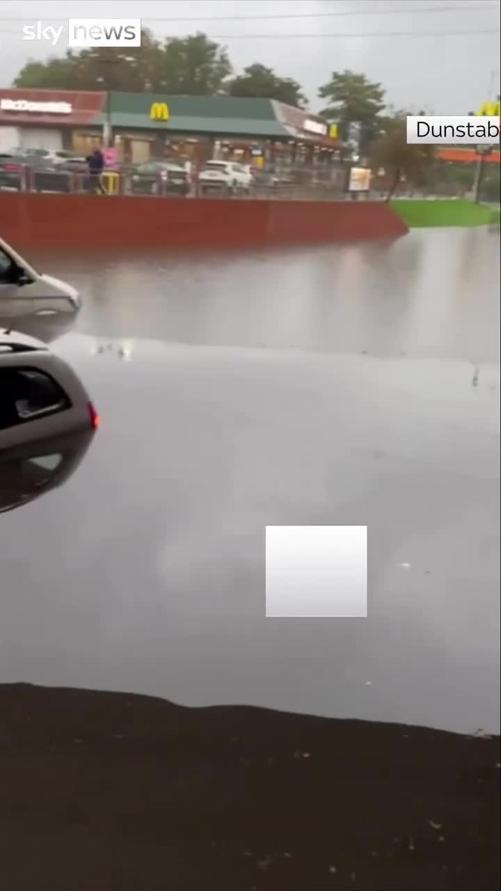   تصاویر عجیب از خروج آب از داخل لوسترهای ساختمان!