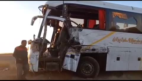   لحظه برخورد اتوبوس و تریلی در جاده دو طرفه محور قاین گناباد