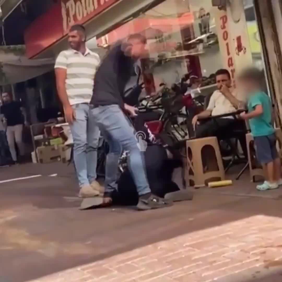   تصاویر دلخراش از کتک زدن وحشیانه زن باردار وسط خیابان مقابل چشم مردم!