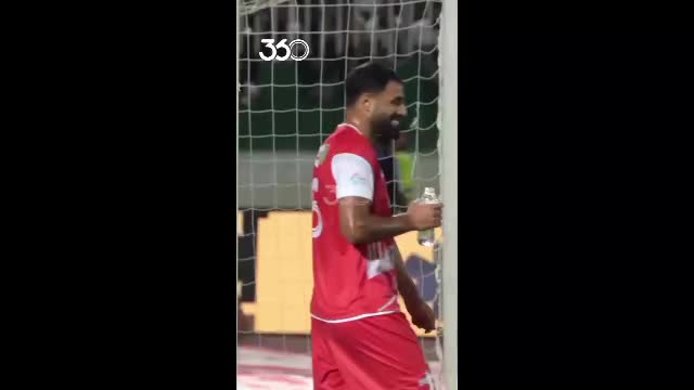   فال‌گوش ایستادن محمدحسین کنعانی‌زادکان پشت سر دروازه‌‎بان استقلال برای جاسوسی تاکتیک‌های کادر فنی آبی‌ها در دربی