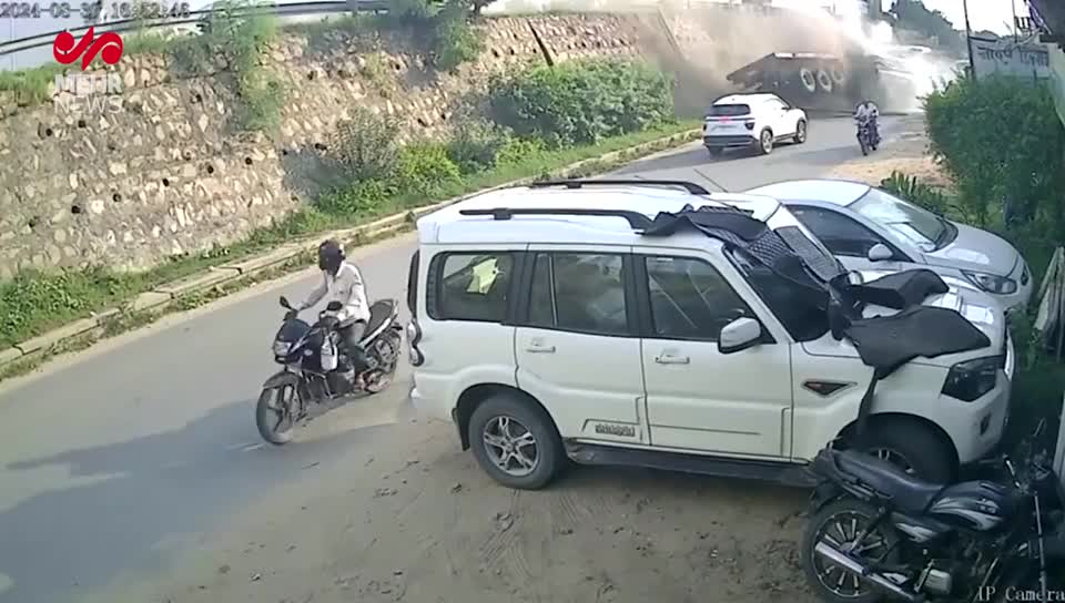  تصادف عجیب در هند؛ سقوط تریلر بزرگ از روی پل