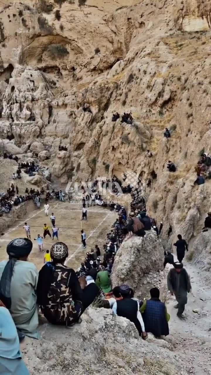   زمین والیبال جالب در افغانستان در دل کوه‌ها