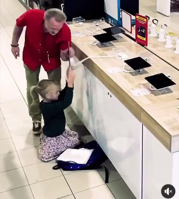   واکنش جالب یک فروشنده به تلاش یک دختربچه برای استفاده از تبلت بدون خرید!