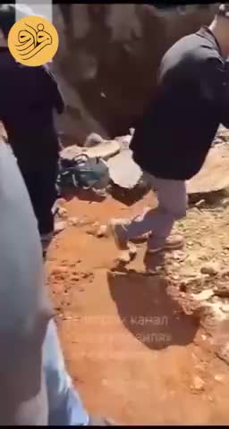   لحظه تلخ بیرون آوردن پیکر یکی از شهدای بمباران ضاحیه