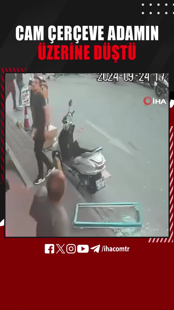   لحظه سقوط وحشتناک پنجره شیشه‌ای روی سر یک مرد وسط پیاده‌رو!