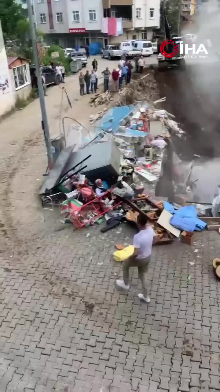   لحظه هولناک فرو ریختن ساختمان یک طبقه روی سر یک پیرمرد