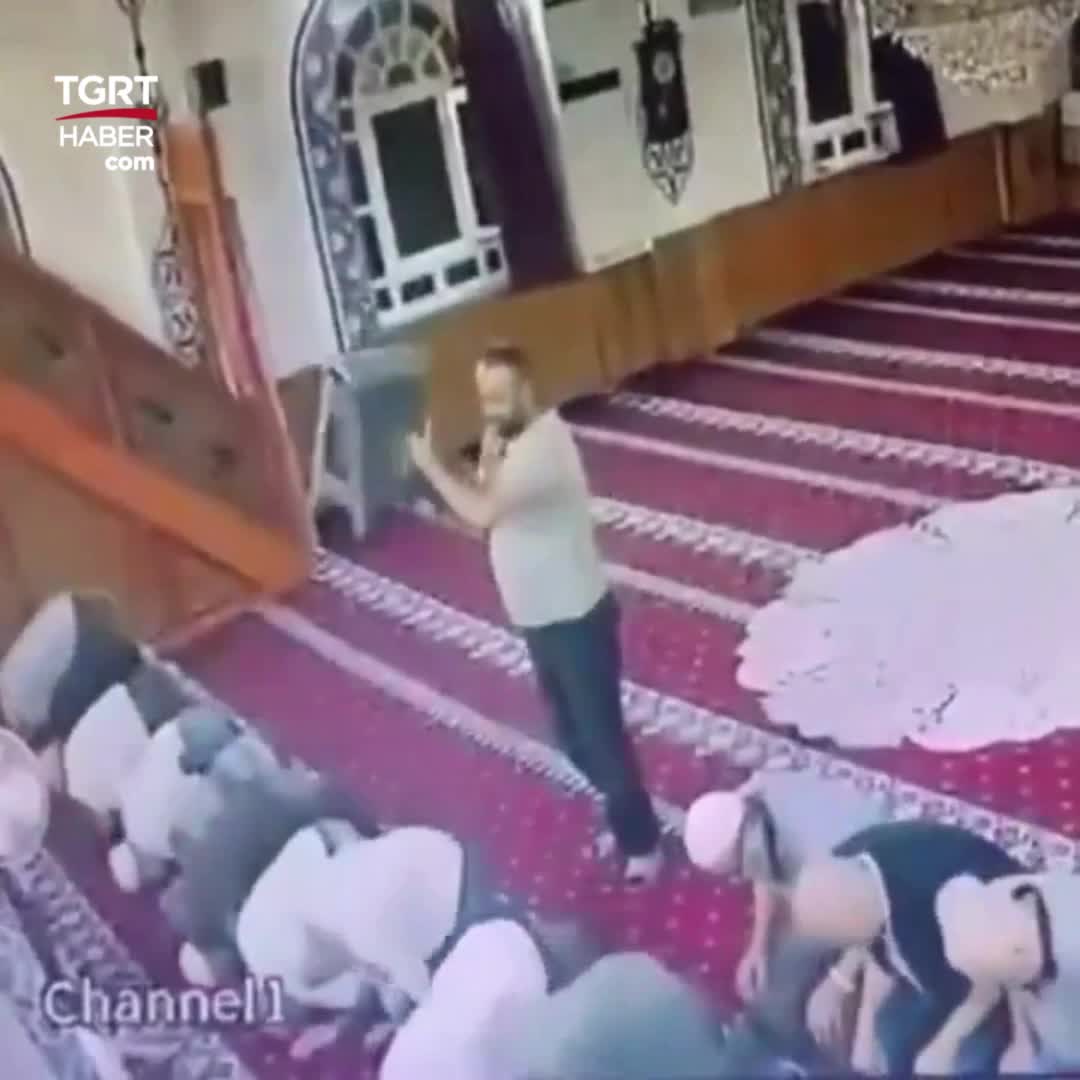   حمله جنجالی به امام جماعت مسجددر استانبول با صندلی حین اقامه نماز؛ کتک زدن مهاجم توسط مردم!