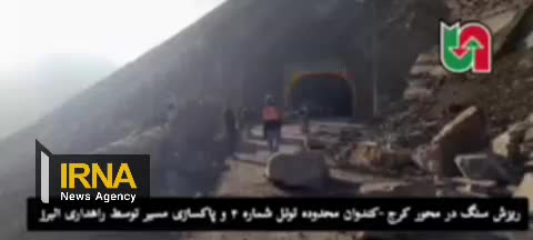  تصاویر هولناک از ریزش سنگ در جاده کرج - کندوان