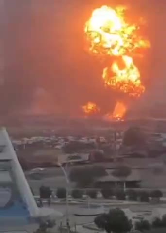   لحظه بمباران الحدیده در غرب یمن توسط جنگنده‌های اسرائیل