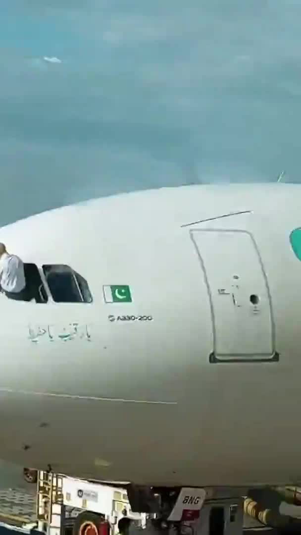   پاک کردن شیشه هواپیما قبل از پرواز توسط خلبان!