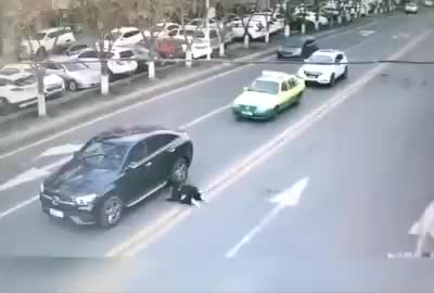   اشتباه شوکه‌کننده پسر نوجوان وسط خیابان؛ رفتن زیر خودروی شاسی بلند پشت چراغ قرمز برای خارج کردن توپ!